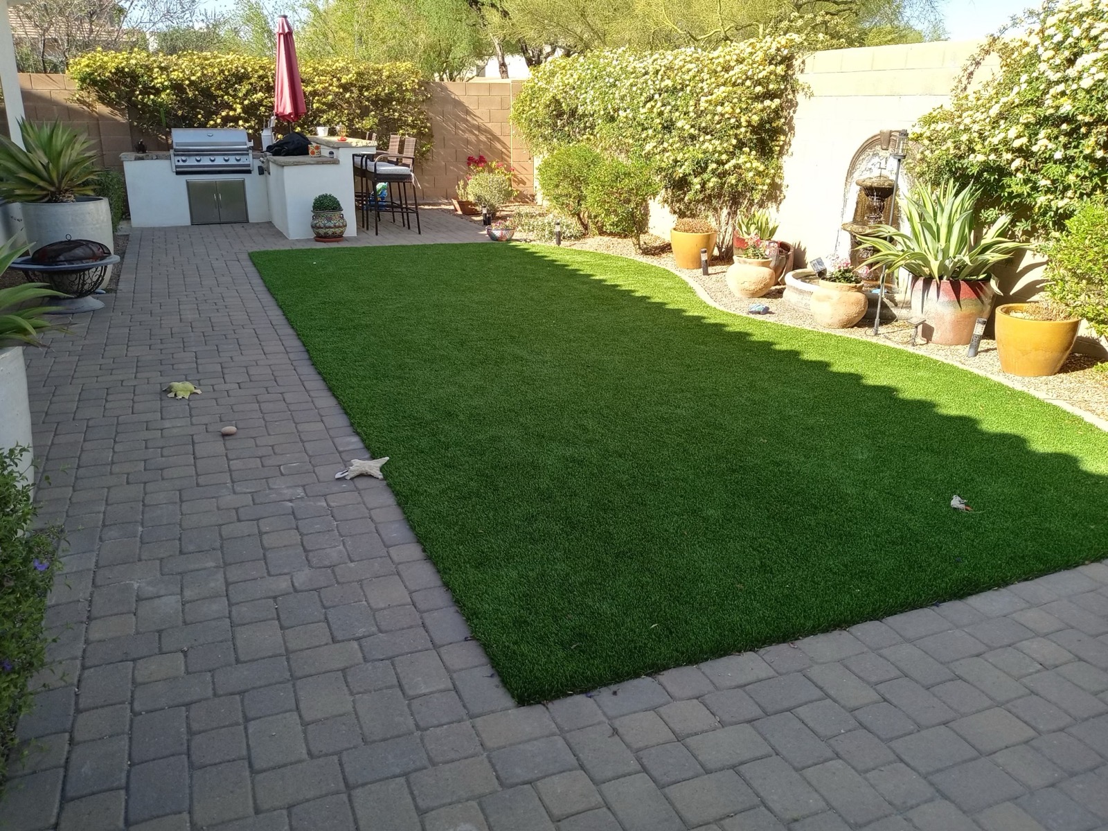 Backyard artificial turf, pavers, and patio cover installation in Phoenix, Arizona by Green Forever Arizona